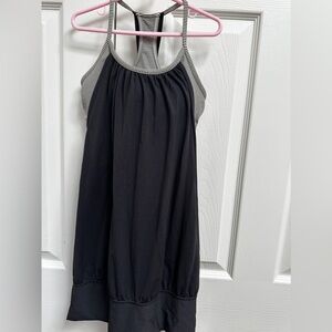 Lululemon size 4 very good condition.
Built in sports bra with pockets